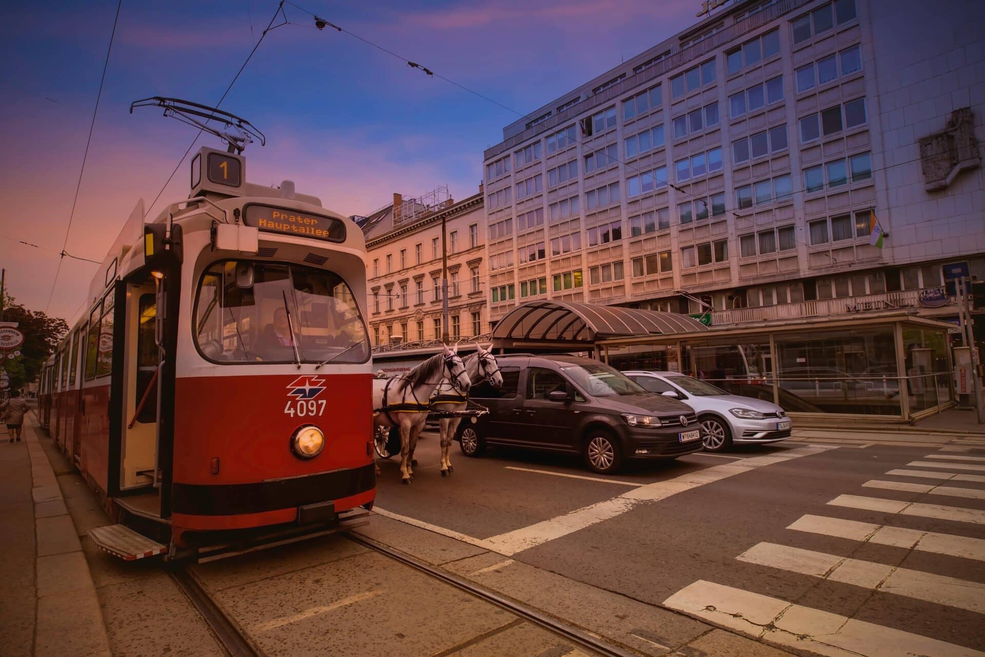 Fiaker im Straßenverkehr © SASITHORN – stock.adobe.com