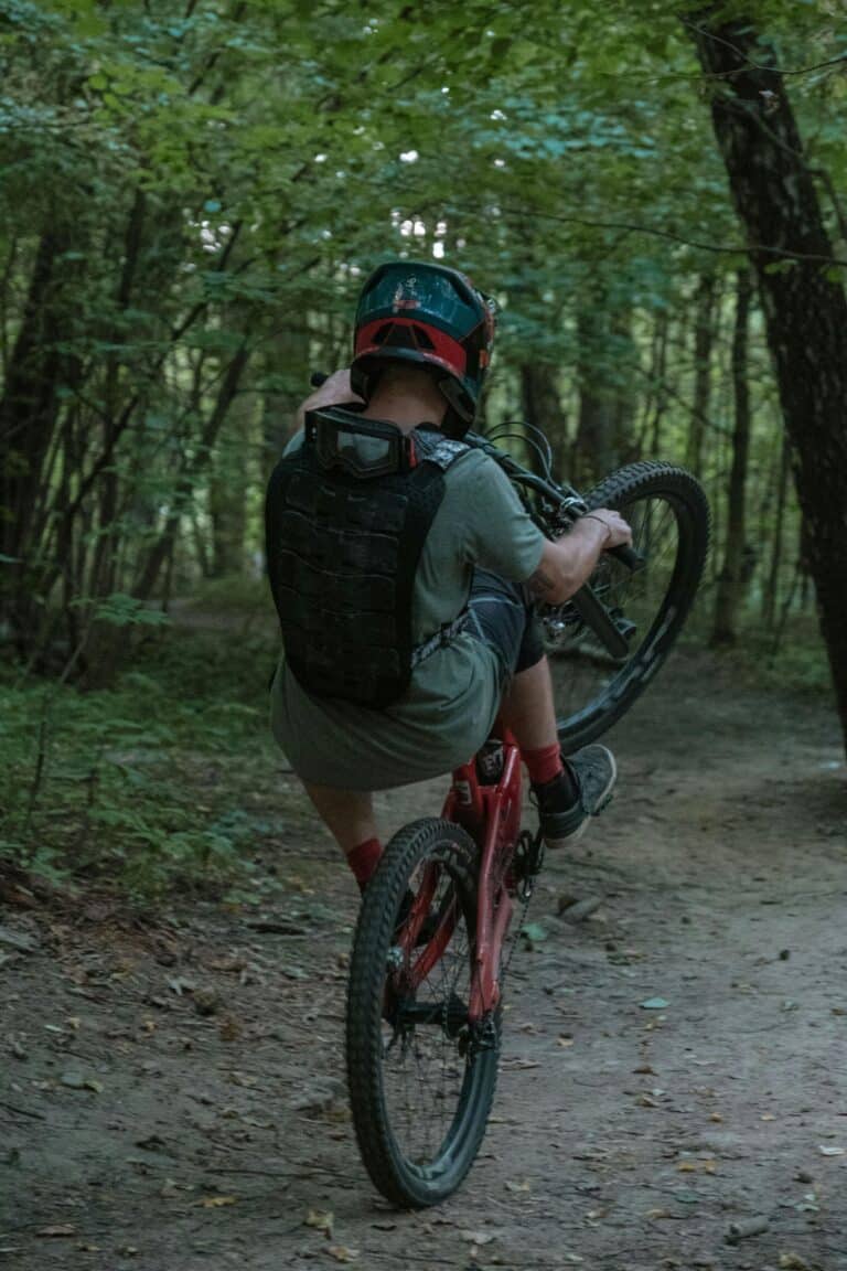 Mountainbiker im Wald 2 © pexels-anastasia-shuraeva