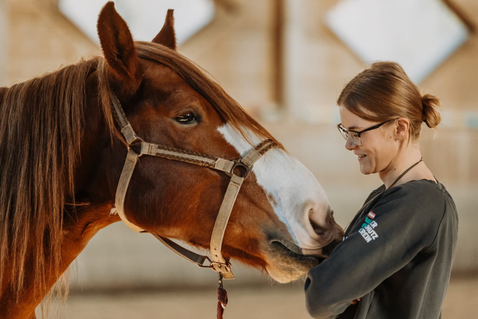 Pferd und Pflegerin Annika Baumhakl
