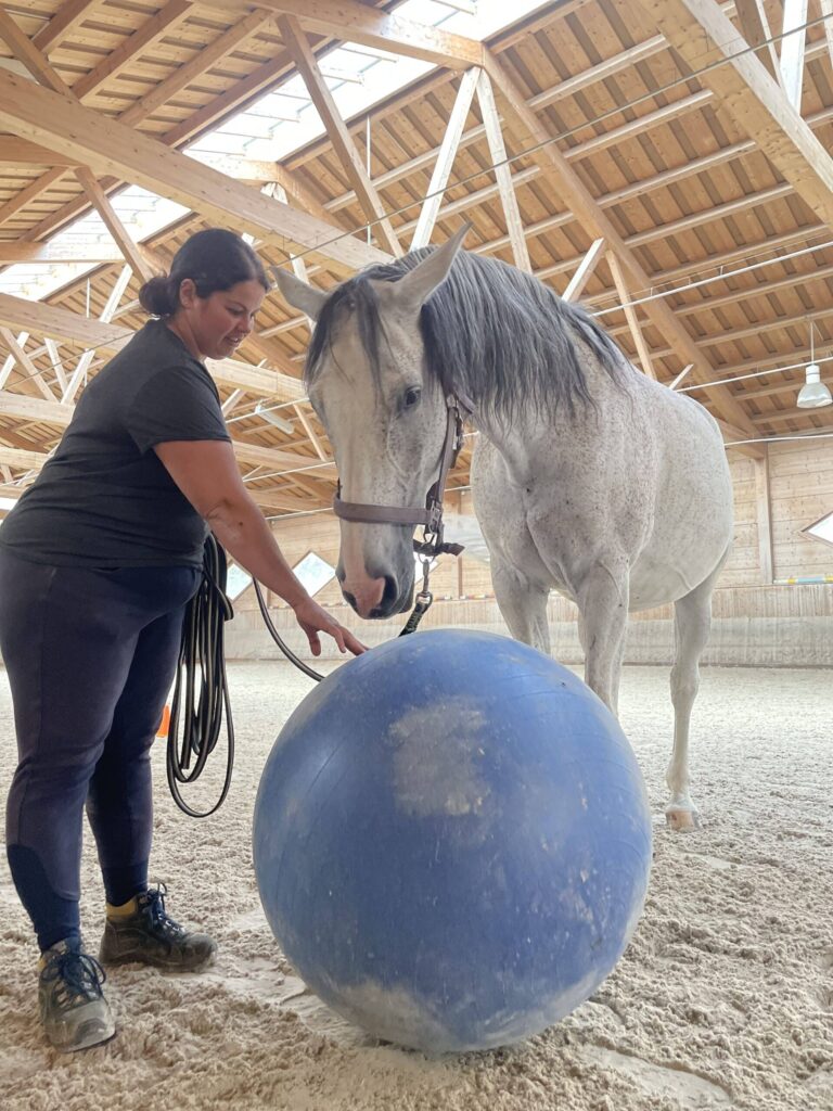 Tierpflegerin Sabine Walser beim Training ©ÖTV