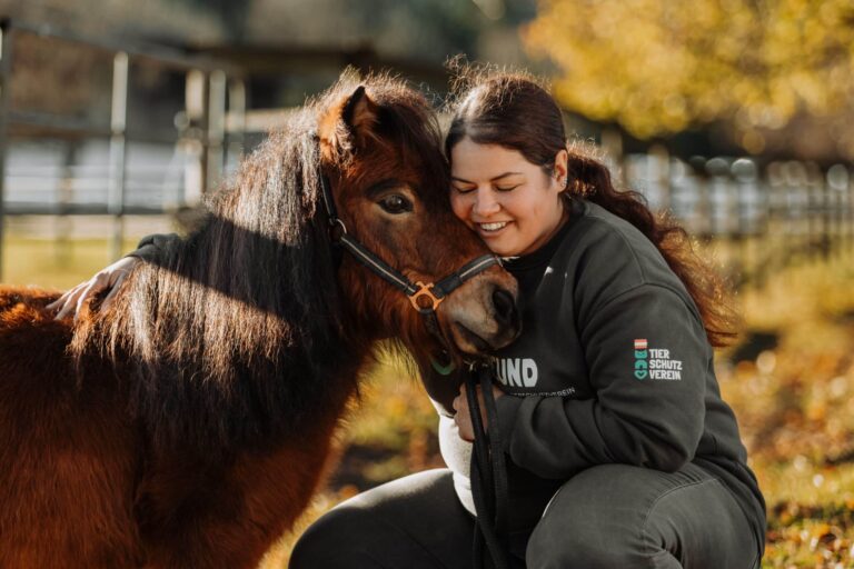 Tierpflegerin-Sabine-Walser-mit-Pony ©ÖTV