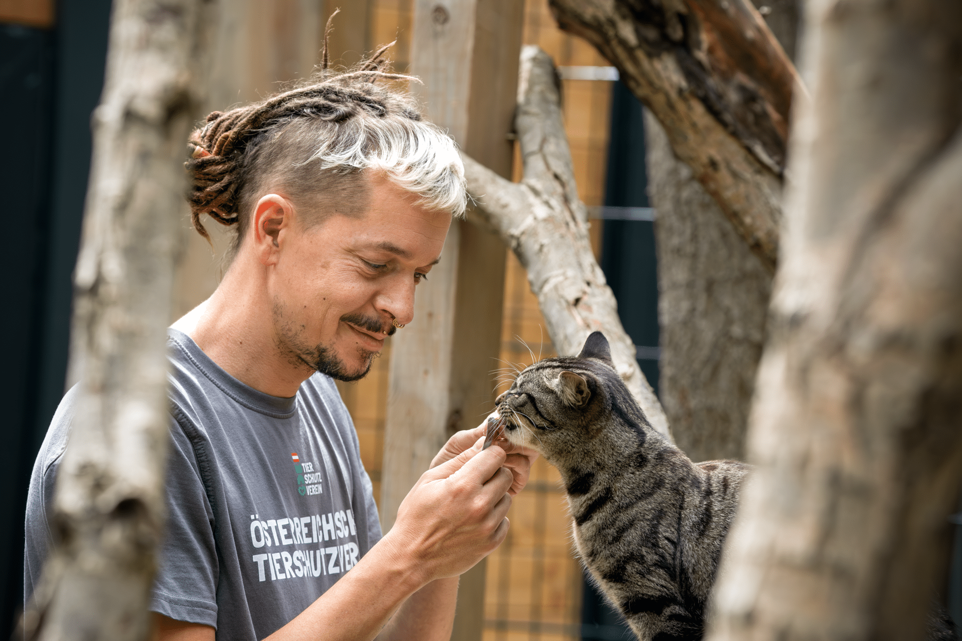 Alfred Kofler mit Katze am Asisisi-Hof © Österrreichischer Tierschutzverein